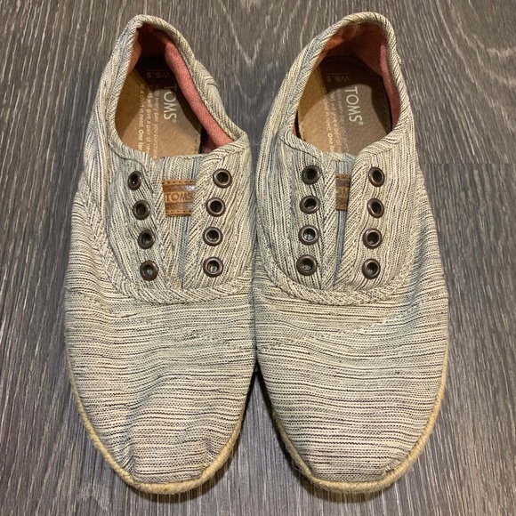 Toms Shoes - Toms printed lace up holes sneakers